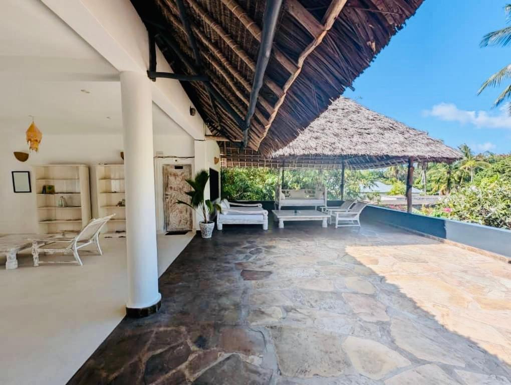 White Nyumba * Malindi